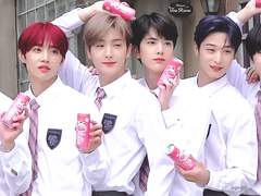 야야, 사커즈 다 여친 생겼대;