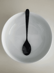 잘 차려진 작품에 숟가락 하나