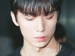 "야. 쟤... 너 좋아하는 거 같은데...?"