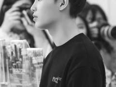 상처받아 울고있는 나한테 다가오는 친구