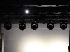 깊은 호수에 물결이 일었다.