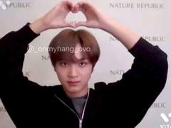 아기 옷으로 임신을 밝혔는데