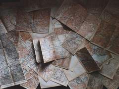 서류철 속 변색된 종이