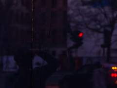 지독히도 끓어오르는 여름의 낯익은 불쾌함…