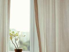 빨간색 삽과 노란색 리본