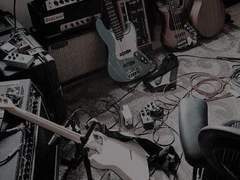 갈라진 기타줄은 마치 교차로처럼