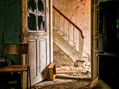 폐허 속에 남아있는 것