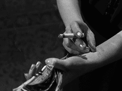 검은 까마귀는 매캐한 연기를 지나 날아..