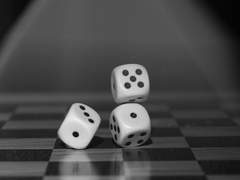 주사위 3개가 떨어지는 소리