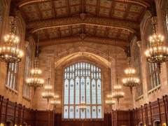 따뜻한 친절과 지혜를 가진,