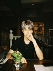 어깨가 닿은 이 순간