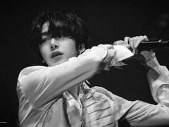 세상이 우릴 버린게 아니라 우리가 세상을 버린거야.