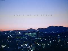 찬장의 두 컵은 아직 마주하는데