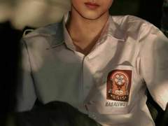 어둠 속에 이빨을 드러내지 않겠다고 약속해 줄게