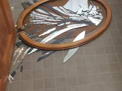 깨져 버릴 수 있는 건, 거울 따위가 아니다.