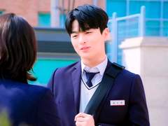 그러니 따끔한 첫사랑의 유사어는 샛노란 여름.