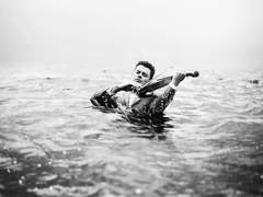 끝나지 않는 선율에 살아 숨 쉬며.