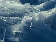 엉켜버린 매듭과 흩날리는 천 자락