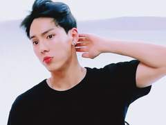 애기 밥 먹이는 손아빠