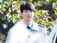 그가 적은 시가 수상하다.