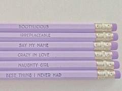 남자애의 명찰을 가져와