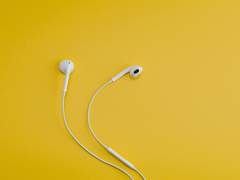 네가 울음을 쏟는 동안 나는 녹음된 빗소리가 될게.