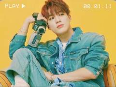 혈육이랑 같은 그룹으로 데뷔했습니다