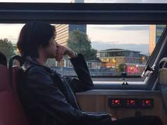 같은 하늘, 다른 곳에서.