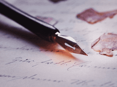 [여전히 날지 못하는, 기록하는.]