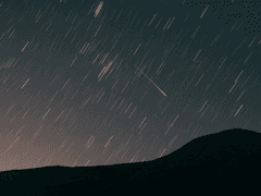 그날 밤은 유성우가 내렸다.