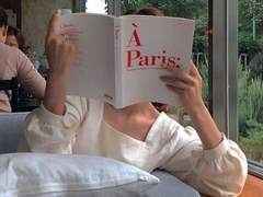 파리의 거리에서 커피를 마시는 상상...