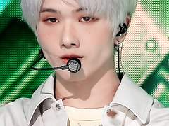 인기가요 버퍼링(Glitch Mode) 직캠 지성.gif