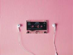 이어폰 한 쪽을. 1