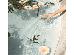 위로로 바라본 세상은 불타고 있었다