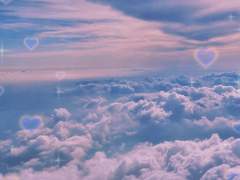 보라색으로 물든 하늘의 구름 사진