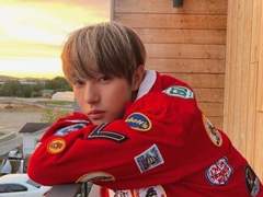 생일 축하 안 해주는 여주한테 삐진 인준이가 보고 싶다.