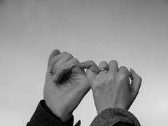 그는 이기적인 사람이다.