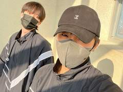 같은 아이돌 그룹에서 비엘을 찍는다.