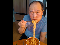 왕뚜껑 2개 먹방으로 스트레스 풀기