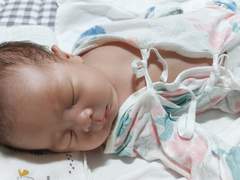 제 팔에서 자고 있어요.