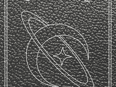 노트 한 권이 바닥에 나뒹굴고 있다.