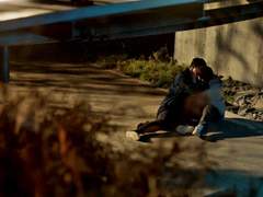 우리는 그 긴 겨울의 통로를 비집고 걸어갔다