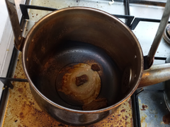 막내가 이제는 주전자를 태워먹었다.