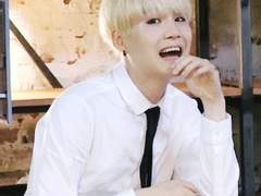 백금발과 검은색 반앞치마