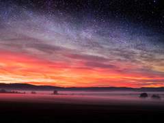 밤하늘이 품은 새벽녘의 빛