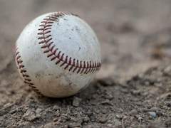 제 3구 볼: 조명이 꺼진 그라운드에 홀로 남아있는 그림자