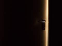 [윤중청자]열리지 않는 방