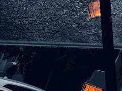 비가 내리는 건물