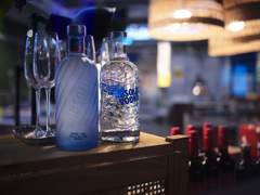 루이네네/ 보드카와 블루큐라소에 레몬 한 스푼