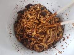 2022. 7. 21. 비오는 날에는 역시 자장라면이 제격이다.(2,000원? 저녁 한상은 족발 소자 1/4(0원) 와이프는 어제 내가 사다 준 편의점표 유부우동(3,000원)